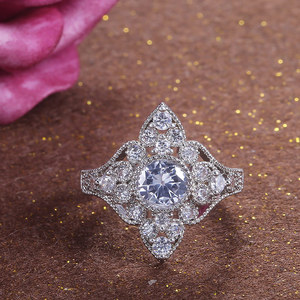Anello con motivo traforato per donna, elegante gioiello da dito scintillante e alla moda - Product Image 4