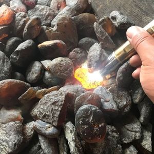 उच्च गुणवत्ता वाले प्राकृतिक काले राल क्रिस्टल एम्बर पत्थर थोक - Product Image 1