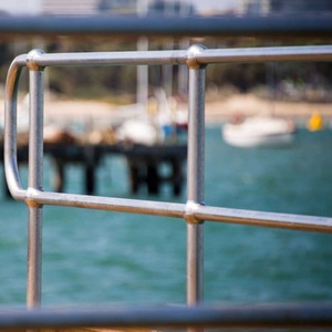 ราวจับเหล็กออกแบบตามสั่งสำหรับวิลล่า โรงแรม ระเบียงกลางแจ้ง เสาค้ำ ข้อต่อลูกหมาก ป้องกันสนิมและน้ำ - Product Image 5