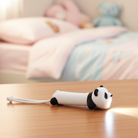 Mini lampe torche LED portable en silicone pour extérieur, personnalisable, avec porte-clés pour bébé, puissante, en forme d'animal, rechargeable par USB pour enfants