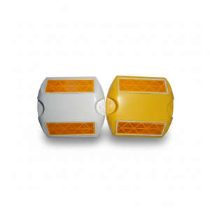 Borne de signalisation routière en plastique imperméable pour usage extérieur et sécurité routière - Product Image 2