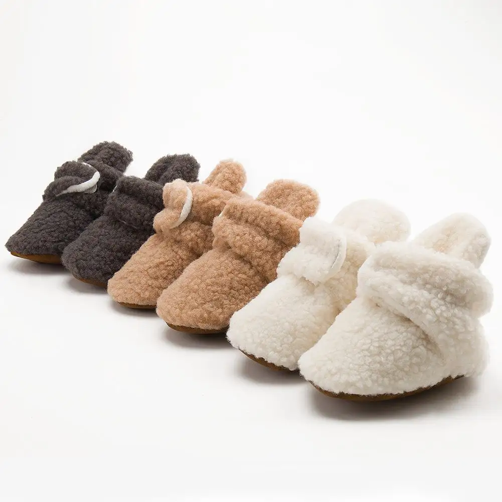 Zapatos de lana de coral de color sólido superventas INS, botines cálidos de lana para bebés de 0 a 18 meses