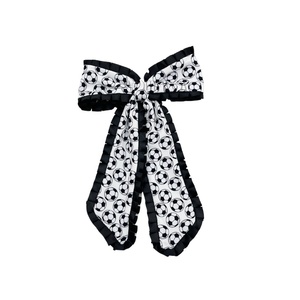 Lazos <span class=keywords><strong>de</strong></span> pelo <span class=keywords><strong>de</strong></span> fútbol <span class=keywords><strong>de</strong></span> tamaño personalizado y patrón con ribete <span class=keywords><strong>de</strong></span> borde con volantes College Soccer Sport Game Day Holiday Hair Clips Pigtail Bow - Product Image 1