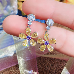 Boucles d'oreilles pendantes E1307 en forme de fleur jaune avec pierres jaunes taillées en poire et pierre centrale violette sertie griffe, bijoux de luxe pour femme - Product Image 5