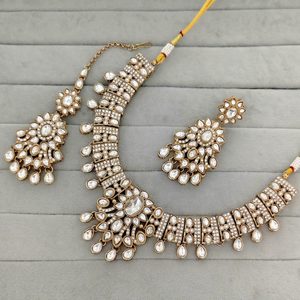 Conjunto de Collar y Pendientes Kundan Chapados en Oro Antiguo Tradicional Indio con Cuentas de Piedras Preciosas Multicolor Estilo Navratna para Boda - Product Image 1