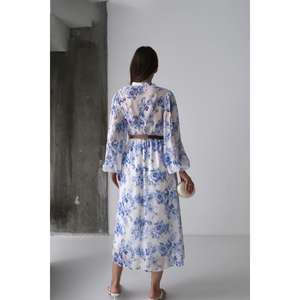 Robe élégante en mousseline de soie bleue à motifs floraux, coupe trapèze, col carré, taille naturelle, idéale pour les invitées de mariage - Product Image 1