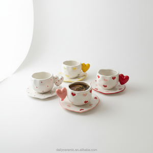 कस्टम हृदय आकार का हैंडल सिरेमिक कॉफी मग और सॉकर सेट करें उपहार के लिए हस्तनिर्मित मीठे दिल पैटर्न चाय कप - Product Image 1
