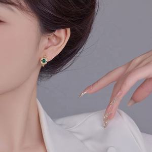 Boucles d'oreilles clous micro-incrustées de diamants colorés, haut de gamme, style européen et américain, géométriques tendance, en argent S925 plaqué or pour femme - Product Image 3