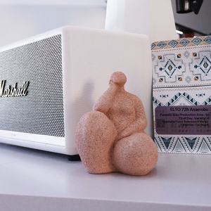 樹脂製の斑点のある座っている人間像 - シンプルな抽象的な太った女性のヨガ装飾、デスクトップやヨガホール用 - Product Image 2