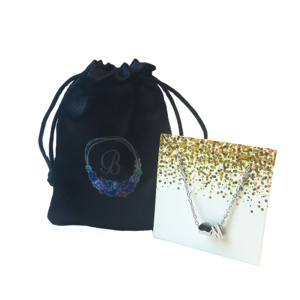 Pochette à bijoux en satin noir avec cordon de serrage et logo personnalisé, idéale pour l'emballage de bijoux, les cadeaux et les sacs de cadeaux - Product Image 1