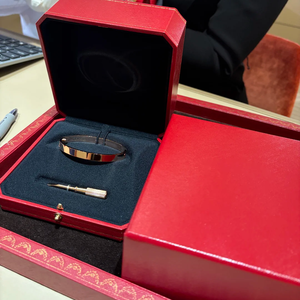 <span class=keywords><strong>Brazalete</strong></span> de Acero Inoxidable Chapado en Oro de 18K con Bisel de Diamantes de Lujo Estilo <span class=keywords><strong>Cartier</strong></span>, Gama Completa de Estilos con Caja de Regalo - Product Image 4