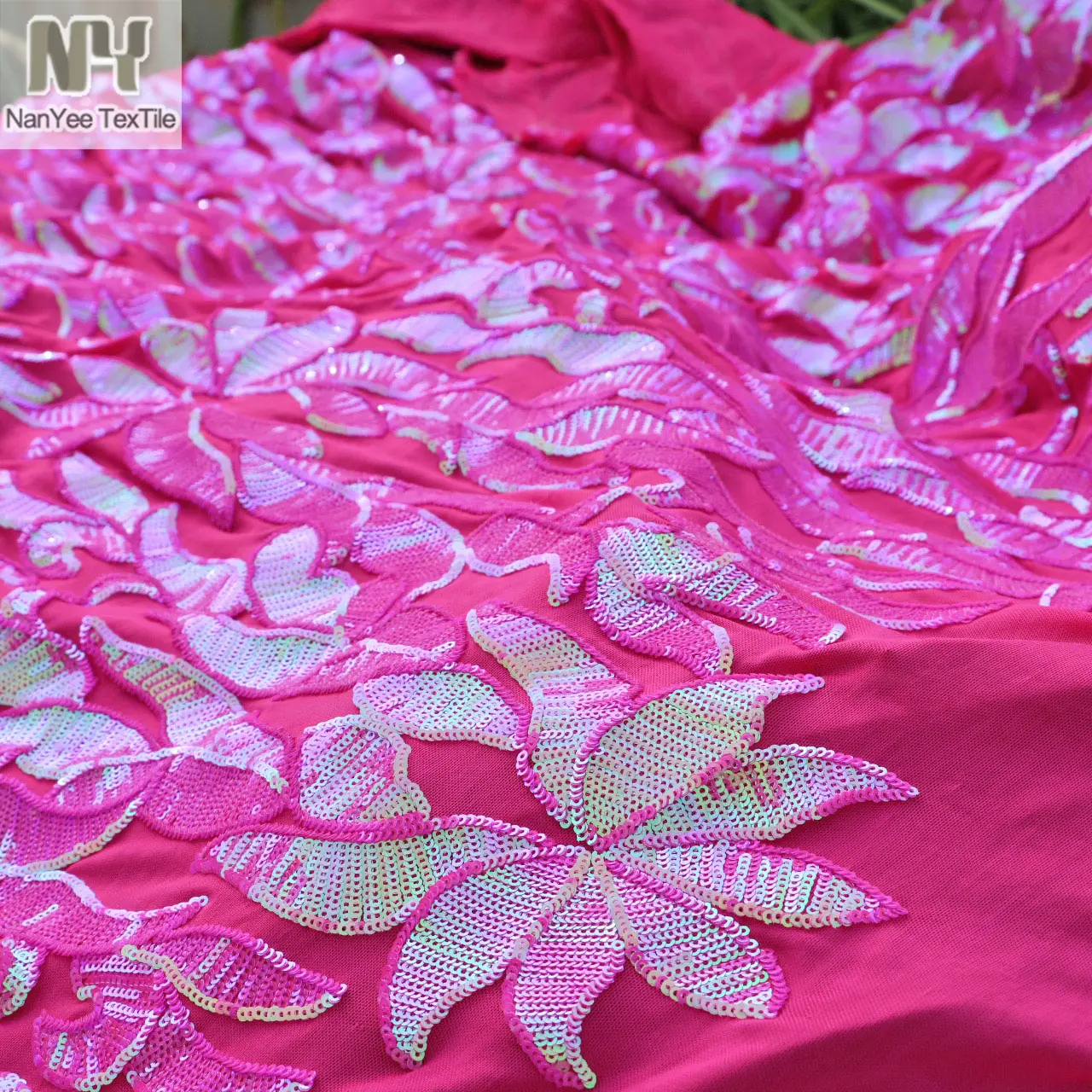 Nanyee Textile Kleine leuchtend rosa Blumen Pailletten auf 4-Wege-Stretch-Power-Netz
