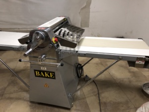 Laminoir à pâte commercial de table, manuel, en stock, au <span class=keywords><strong>meilleur</strong></span> prix pour la pâtisserie - Product Image 5