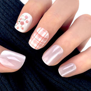 <span class=keywords><strong>Uñas</strong></span> Postizas de Color Rosa Claro con Purpurina Fina, Diseño de Ojo de Gato, Flores Rosas y Hojas <span class=keywords><strong>Verdes</strong></span>, <span class=keywords><strong>Uñas</strong></span> <span class=keywords><strong>Cortas</strong></span> Cuadradas con Diseño de Cuadros Cruzados en Rosa Claro y Blanco - Product Image 4