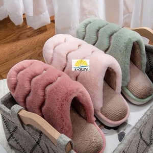 Pantoufles en peluche à prix de gros et d'usine, chaussettes-pantoufles d'hiver, pantoufles bottes moelleuses, pantoufles pour femmes - Product Image 3