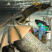 Dragon géant animatronique fabriqué, modèle de château en fibre de verre et de scène urbaine reconstitué pour parc à thème