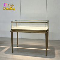 Vitrine de présentation de bijoux de luxe avec cadre en or brossé, verre trempé et éclairage LED pour boutiques, commerces de détail et centres commerciaux