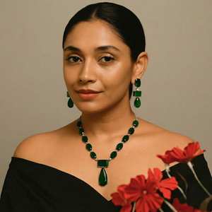 Collier élégant pour femme plaqué or avec zircon taille émeraude, pendentif goutte d'eau et serti clos, idéal pour les soirées - Product Image 1