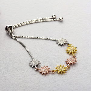 Bracciale da donna alla moda con stella esagerata, gioiello di tendenza con accenti scintillanti, accessorio da polso - Product Image 2