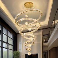 Duplex, salon en enceinte, lustre, cristal, luxe léger, maison auto-construite, escalier, grande villa, hall ouvert