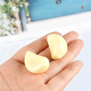 Modèle d'ail artificiel en plastique, fausse nourriture décorative pour l'affichage ou la décoration - Product Image 1