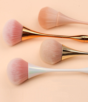 Pinceau à poudre luxueux en or rose avec des poils roses - Design élégant en forme de sablier pour le maquillage du visage et des yeux