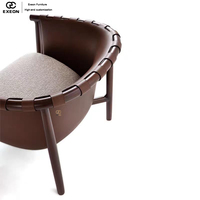 Ensemble de salon italien luxueux - Fauteuils en cuir avec dossiers de style villa pour une position inclinable confortable.