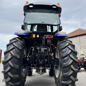 Tracteur agricole Yto 4x4 à transmission par engrenages, roues argentées, avec benne avant multifonctionnelle - Product Image 5