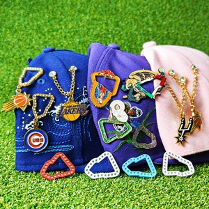 Al por mayor: Accesorios de joyería y prendedores de metal plateado con incrustaciones de turquesa, incluyendo parches de anime, tapas de botella, dijes de fútbol y cadenas para gorras de camionero - Product Image 1