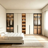 Armoire intégrée sur mesure pour toute la maison, du sol au plafond, avec vitrine en verre cannelé, rangement de chambre