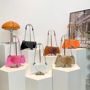<span class=keywords><strong>Sac</strong></span> à bandoulière pour femme <span class=keywords><strong>en</strong></span> PU haut de gamme <span class=keywords><strong>avec</strong></span> fermeture éclair, style urbain simple, portable, <span class=keywords><strong>avec</strong></span> <span class=keywords><strong>chaînes</strong></span>, idéal pour l'été et toutes occasions - Product Image 1