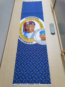 Tissu ciré 100 % polyester imprimé double face 110 GSM, prix de gros, pour la fête <span class=keywords><strong>APC</strong></span> et les élections 2027 au Nigeria, directement de l'usine - Product Image 1