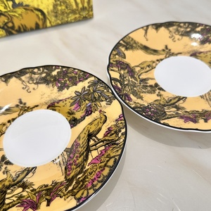 ถ้วยกาแฟเซรามิกพร้อมจานรองลายเส้นรูปสัตว์บนพื้นหลังสีเหลือง - Product Image 4