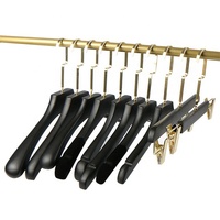 Cintres en bois massif à épaules larges antidérapants avec logo personnalisé pour costumes, manteaux et vêtements pour hommes – Marron, Noir, Blanc