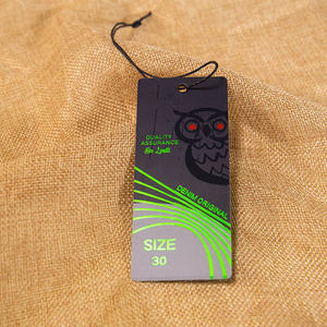Etiqueta colgante de ropa personalizada de primera calidad, etiqueta oscilante de lámina de oro verde, Material de cartón de papel negro de 800g para ropa - Product Image 3