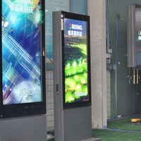 Kiosco con Pantalla Táctil para Exteriores, Resistente al Agua IP65, Alto Brillo, Legible Bajo la Luz Solar, Señalización Digital para Calles y Lugares Turísticos