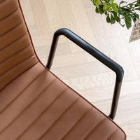 Chaise de bureau exécutive en cuir de style moderne du milieu du siècle, avec base en alliage d'aluminium et pivotant à hauteur réglable pour le bureau à domicile