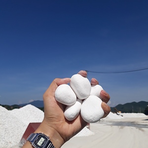 Chips de piedra de guijarro natural blanco nieve al por mayor de Vietnam, grava triturada para decoración de paisaje - Product Image 1