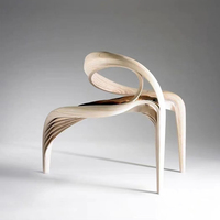Fauteuil d'appoint sculptural en bois massif courbé, chaise longue artistique organique, fauteuil design en bois fait main pour villa et hôtel