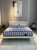 Schlafzimmerbett im italienischen Minimalismus-Stil, Muschelförmiges vertikales Lattenrost-Kopfteil mit strukturierter, weicher Polsterung und niedrigem Profilrahmen
