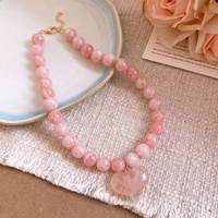 Collier en perles de résine colorées en gros avec fermoir en acier inoxydable, pendentif cœur personnalisé, bijoux ras-du-cou