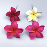 Mousse artificielle de perle blanche de fleur de tiaré romantique de vente chaude pour des mariages et la fête des mères faites à partir du matériel durable de vêtements