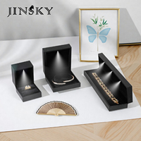 Boîte à bijoux en cuir PU noir en gros avec lumière LED, boîte à anneaux, boîte à pendentifs, emballage de luxe pour bijoux