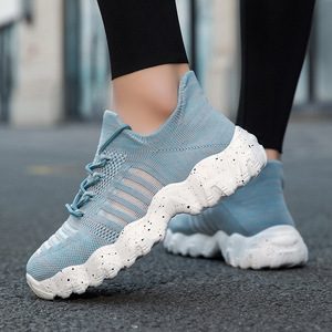 Zapatillas deportivas gruesas de malla tejida para mujer, zapatos ligeros para caminar informales - Product Image 1