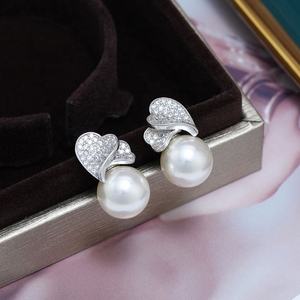Pendientes de Botón con Circonita y Perla de Imitación, Estilo Europeo Americano, Versátiles, de Alta Calidad, con Doble Corazón Dorado - Product Image 3