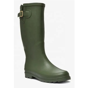 Nouvelle collection <span class=keywords><strong>de</strong></span> bottes <span class=keywords><strong>de</strong></span> <span class=keywords><strong>pluie</strong></span> en caoutchouc noir pour femmes bottes brillantes mates imperméables avec larges bandes <span class=keywords><strong>de</strong></span> roulement attaches décoratives à boucle - Product Image 5
