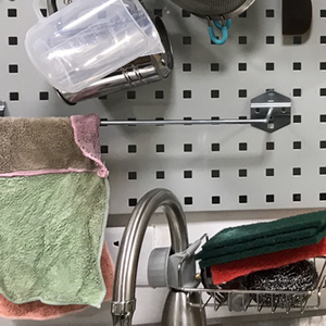 Barra para toallas con ganchos de hierro para tablero perforado, 24 pulgadas de largo, estante de almacenamiento de montaje en pared para uso en baño y cocina - Product Image 4