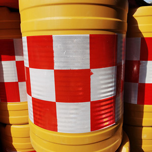Barrière de sécurité routière en plastique réfléchissant jaune 50x70, type bouche, remplissable d'eau, poteau de signalisation de haute intensité prismatique - Product Image 4