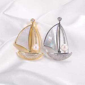 เข็มกลัดเรือใบเรียบลื่นจาก Zhuji Jewelry ประดับเปลือกหอยฝังเพชรซิคอน พร้อมไข่มุกน้ำจืดแท้ ดีไซน์ดอกไม้ประดับอก - Product Image 3