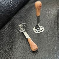 Écrase-pommes de terre de cuisine en acier inoxydable de qualité alimentaire, outil de pâtisserie en forme d'ours, broyeur domestique avec manche en bois pour patates douces et ignames